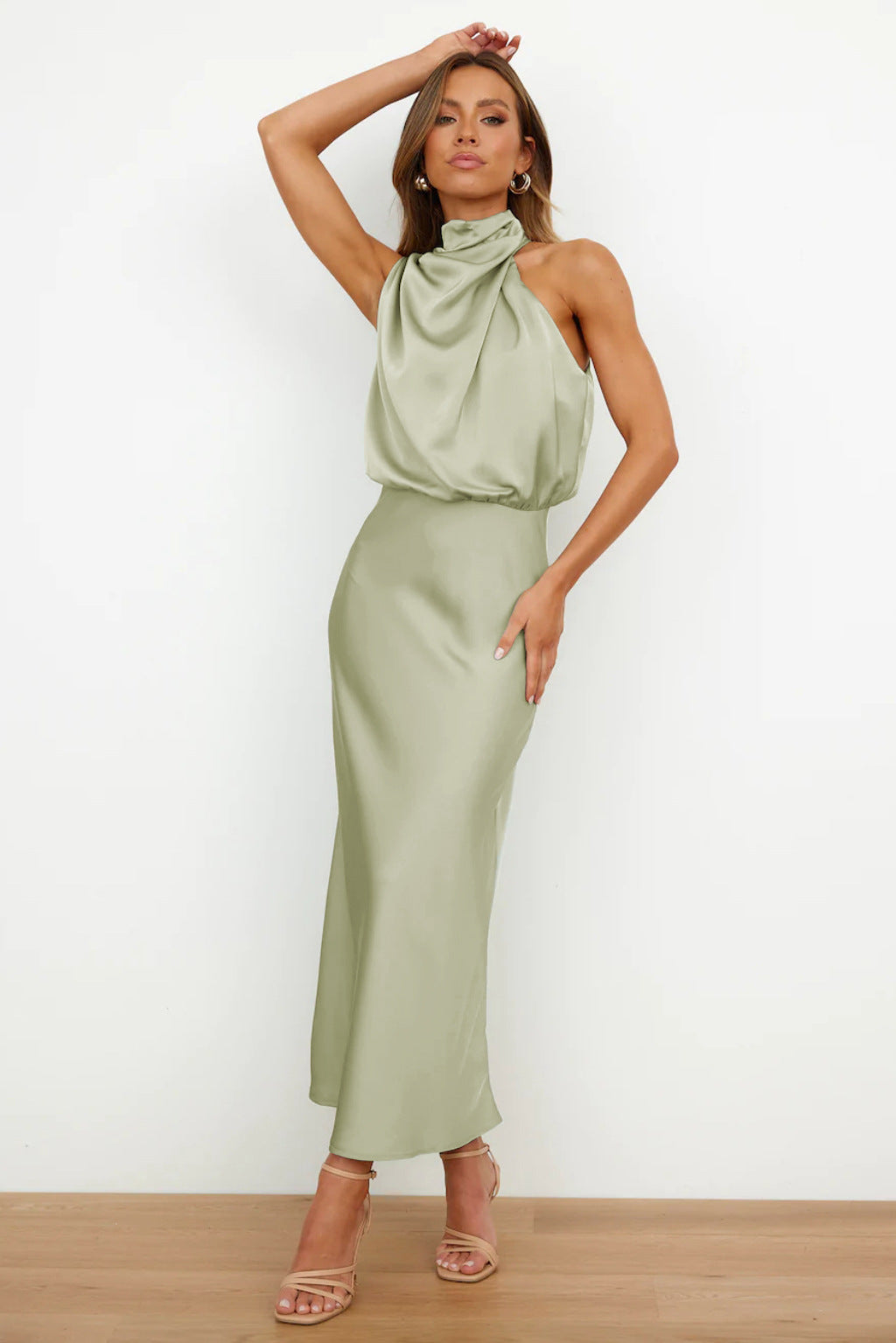 Vela | Lange Satinrobe mit Halterneck