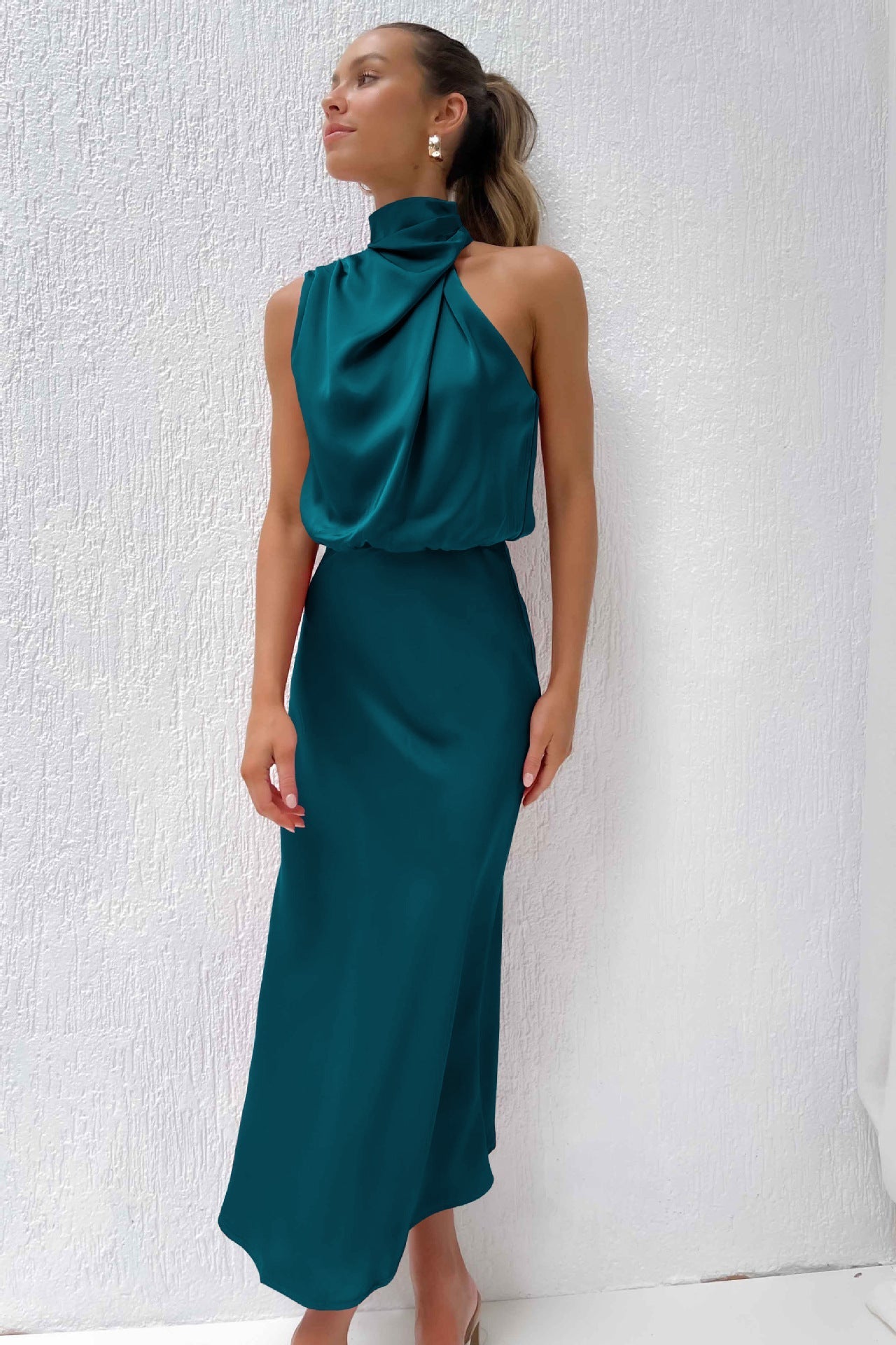 Vela | Lange Satinrobe mit Halterneck