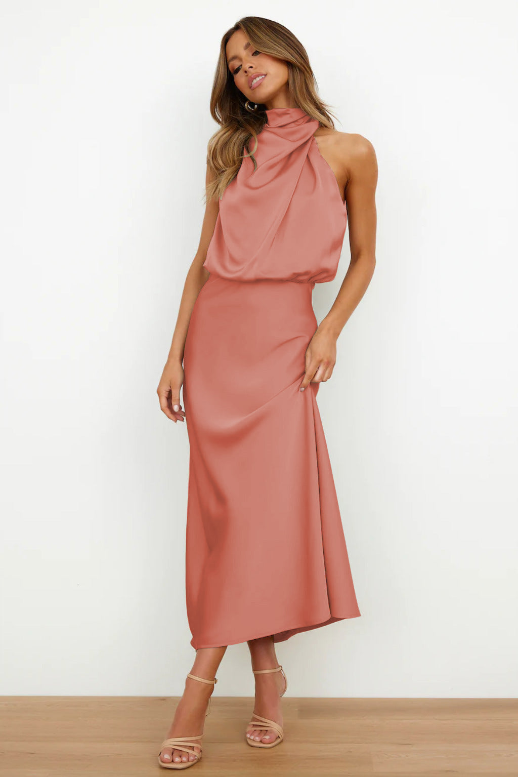 Vela | Lange Satinrobe mit Halterneck