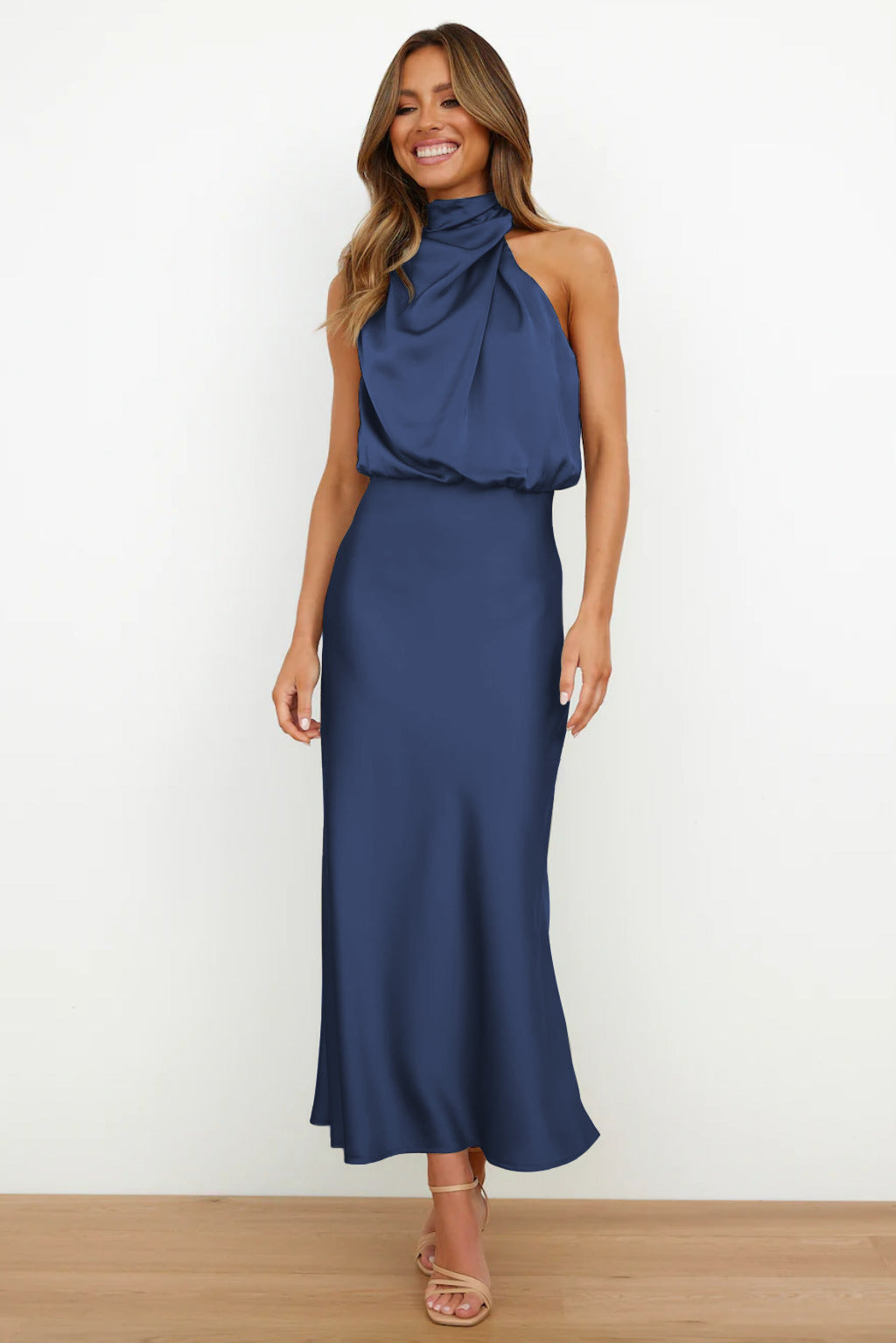 Vela | Lange Satinrobe mit Halterneck