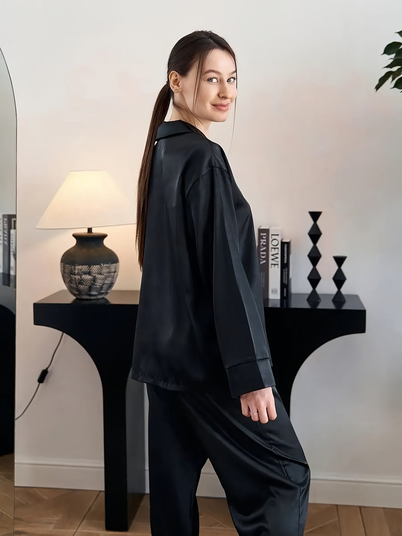 Vera | Satin-Pyjama-Set mit tiefem V-Ausschnitt