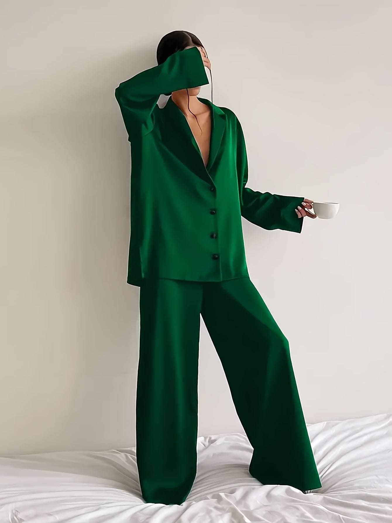 Vera | Satin-Pyjama-Set mit tiefem V-Ausschnitt