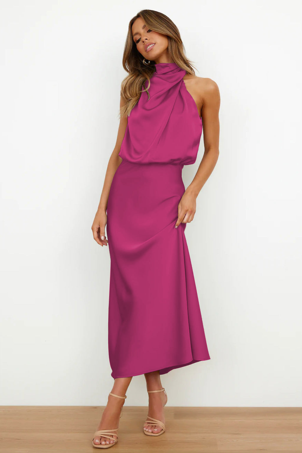 Vela | Lange Satinrobe mit Halterneck