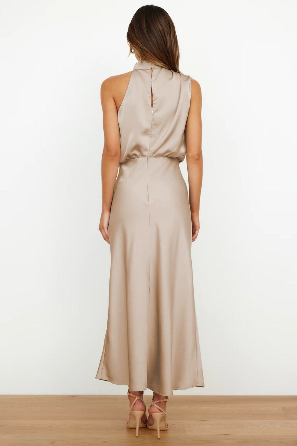 Vela | Lange Satinrobe mit Halterneck