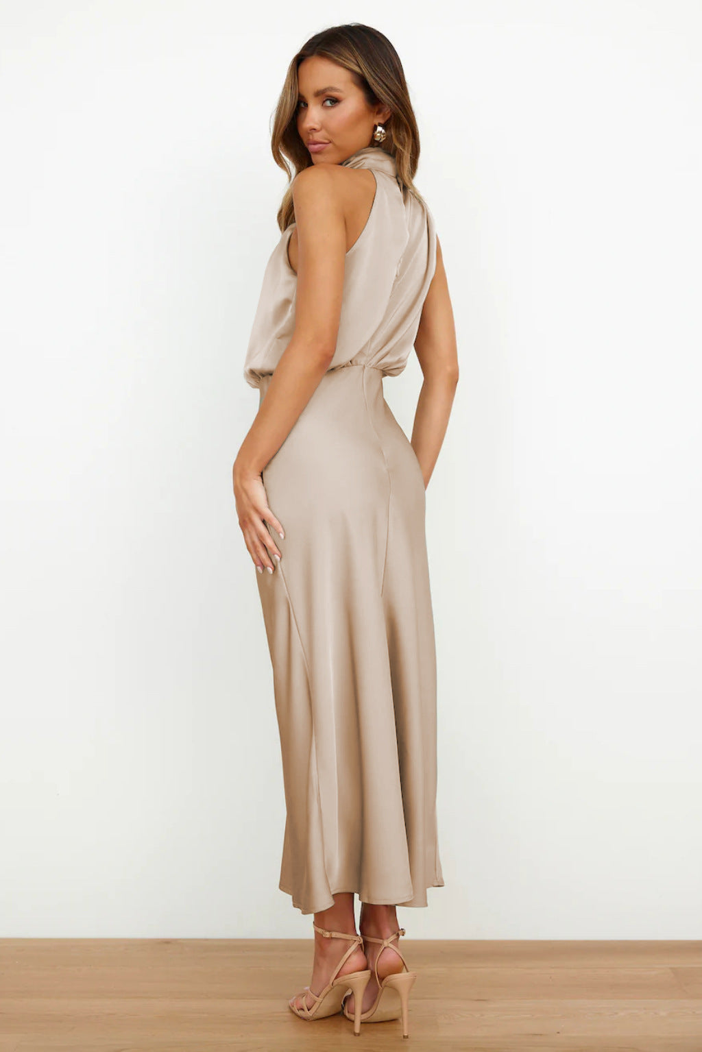Vela | Lange Satinrobe mit Halterneck