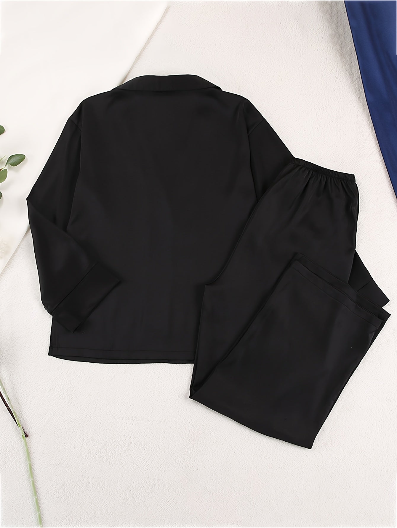 Vera | Satin-Pyjama-Set mit tiefem V-Ausschnitt