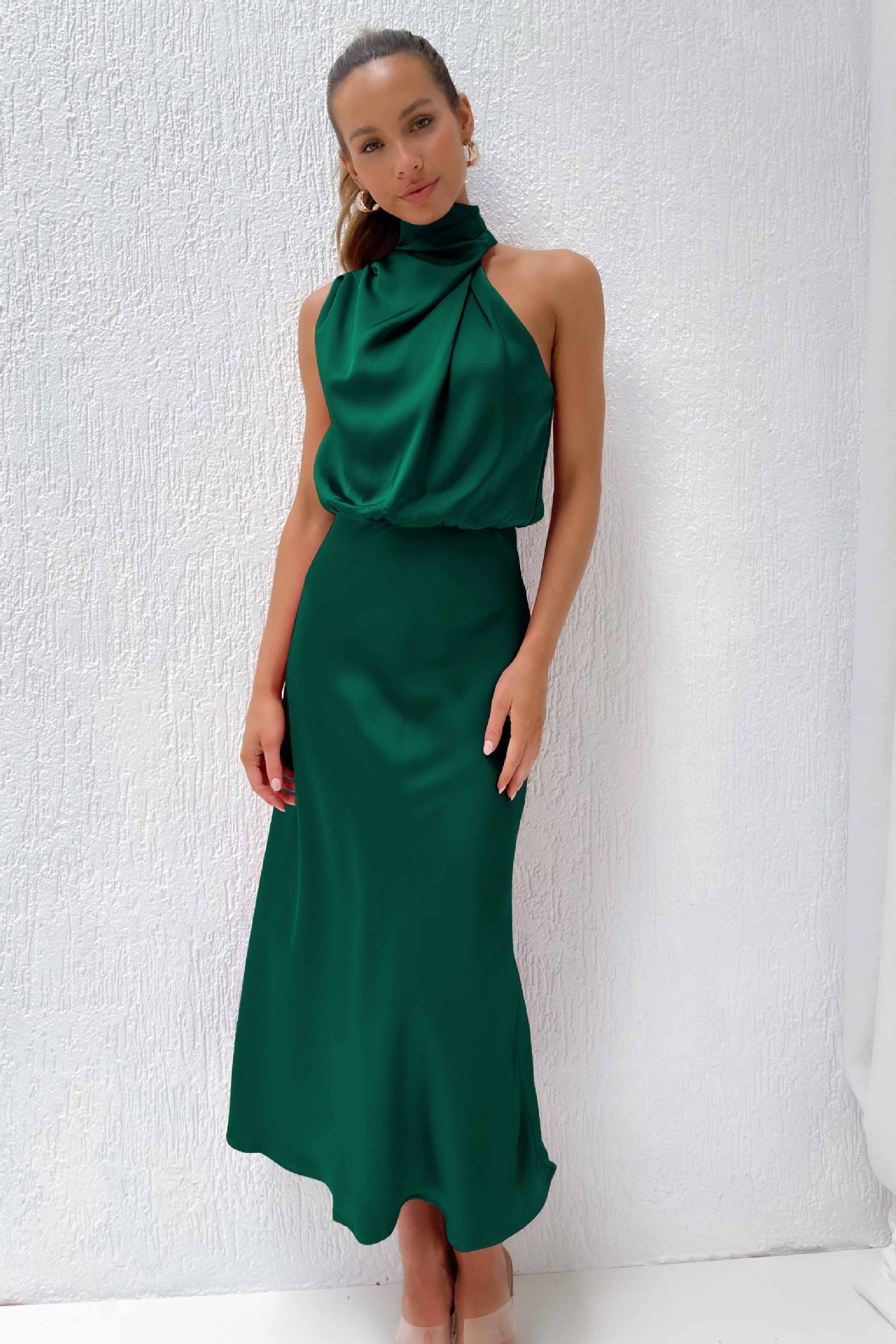 Vela | Lange Satinrobe mit Halterneck