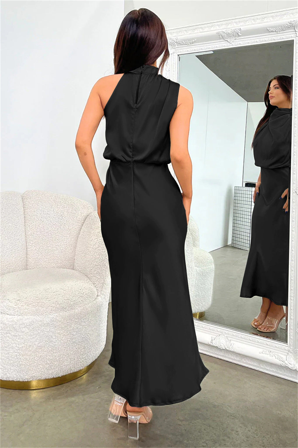 Vela | Lange Satinrobe mit Halterneck