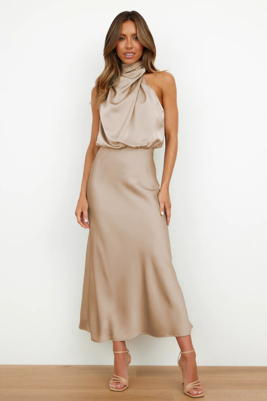 Vela | Lange Satinrobe mit Halterneck