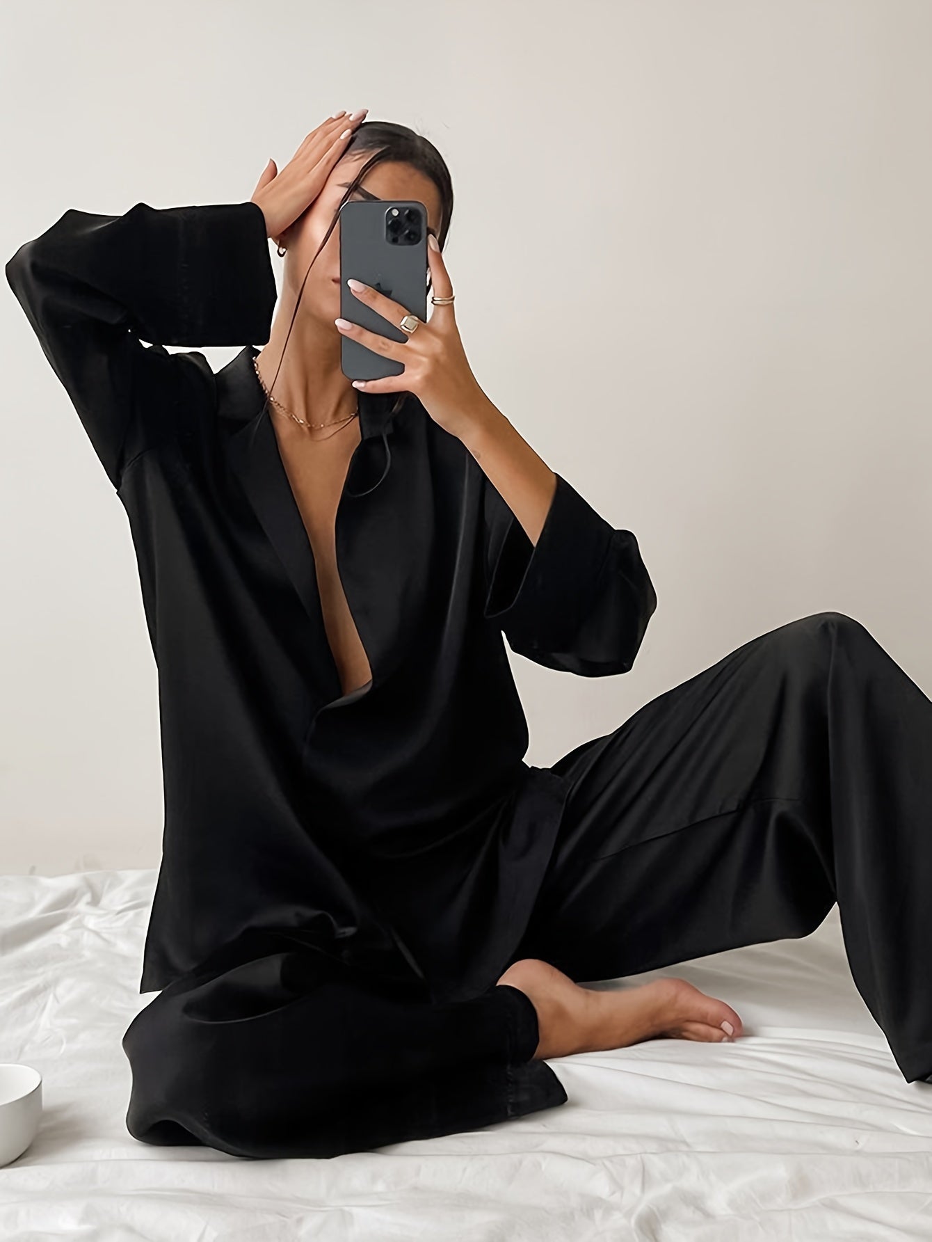 Vera | Satin-Pyjama-Set mit tiefem V-Ausschnitt