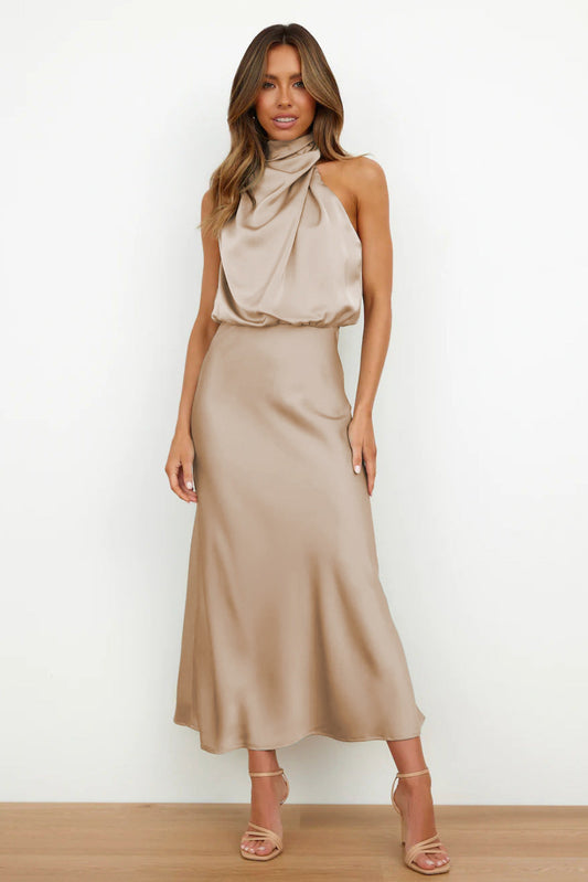 Vela | Lange Satinrobe mit Halterneck