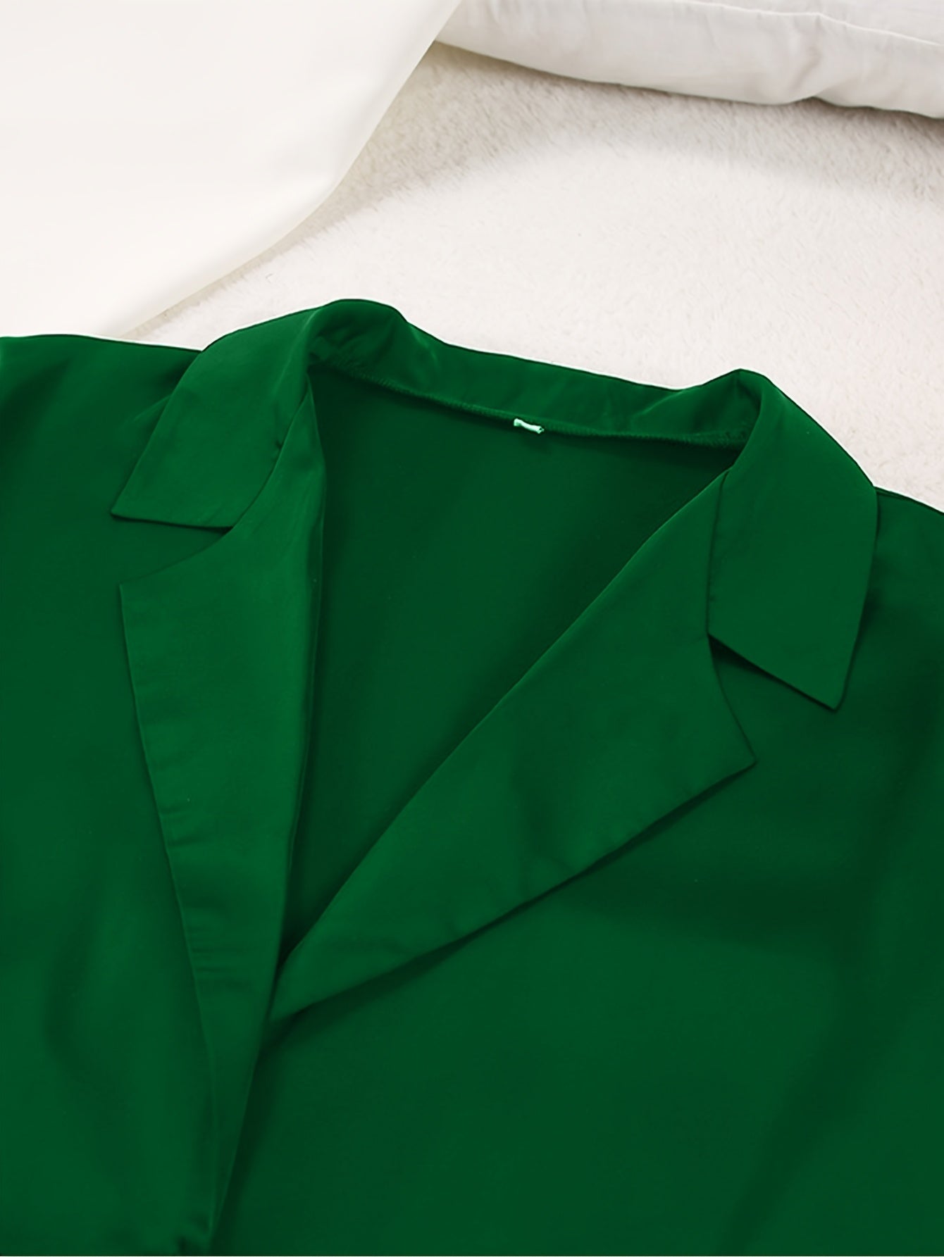 Vera | Satin-Pyjama-Set mit tiefem V-Ausschnitt